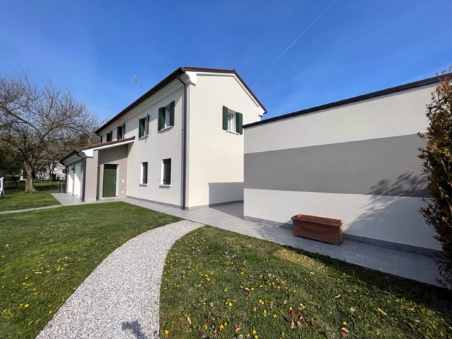 Rasatura armata e finitura acrilsilossanica.